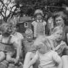 Met_kleine_zusjes_en_Hans_in_de_tuin_400