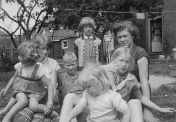 Met_kleine_zusjes_en_Hans_in_de_tuin_400