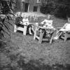 gezin in tuin met joke